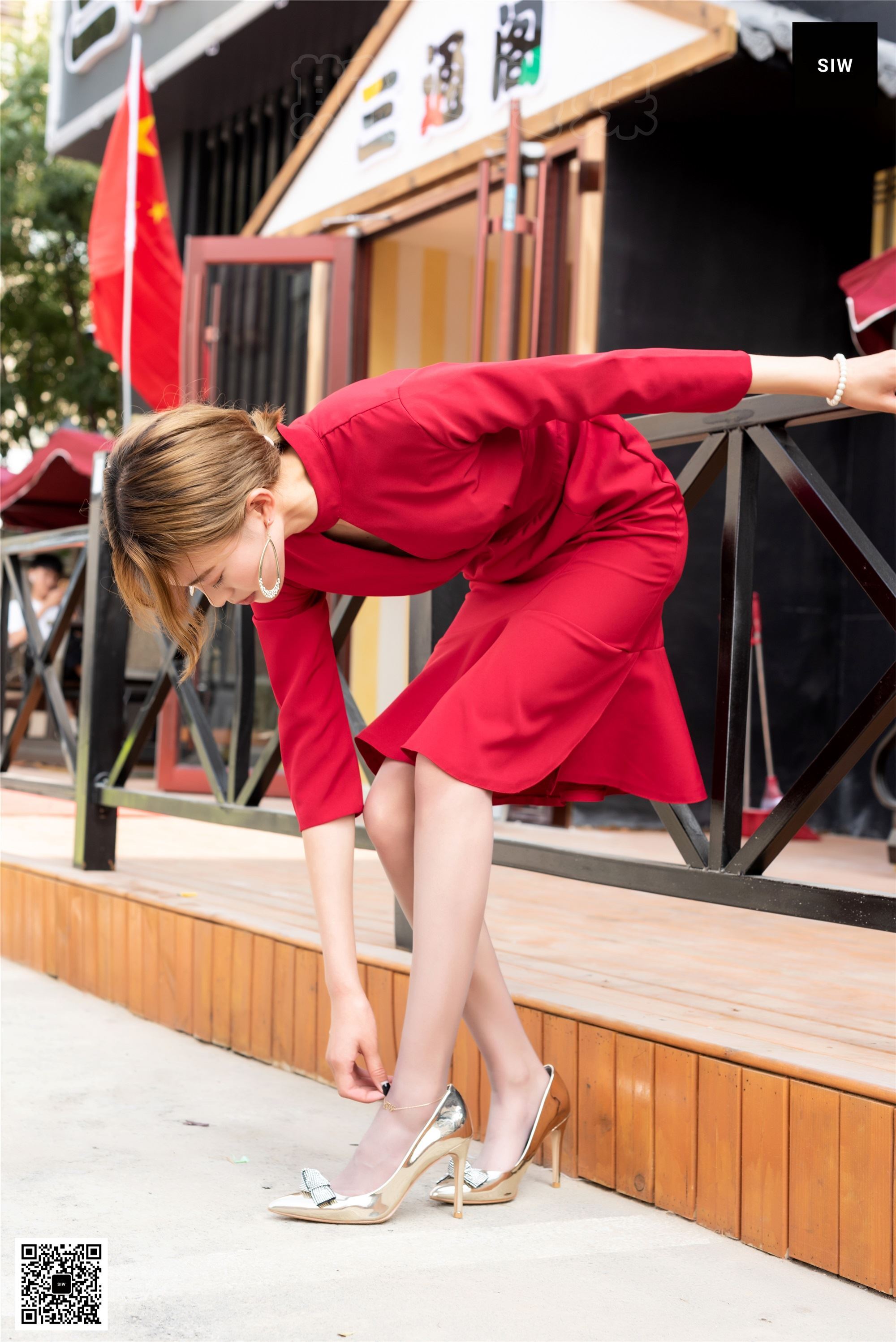 SIW斯文传媒 047 火红立领七分袖别致鱼尾裙 - 新芳